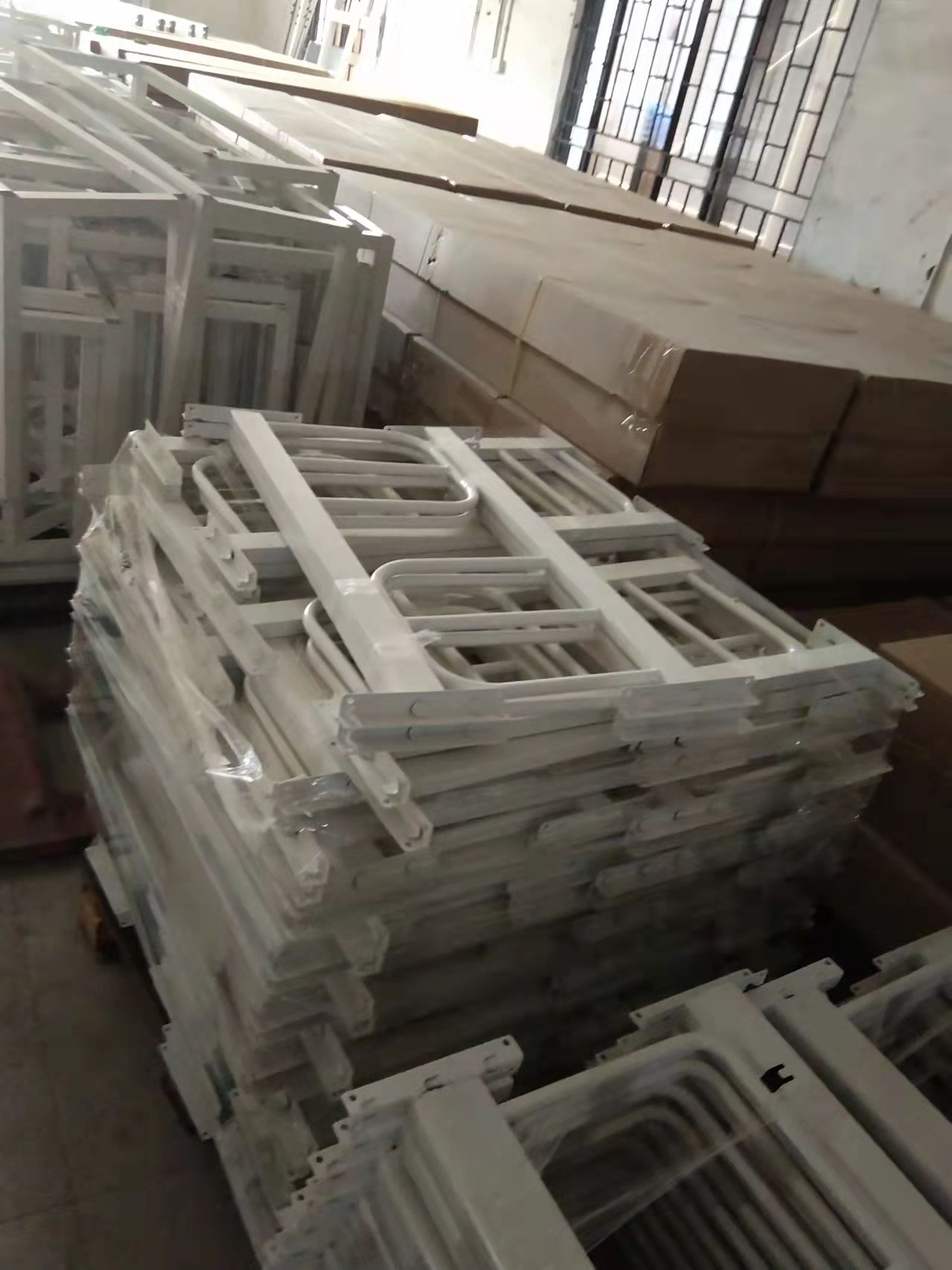 为什么上下铺铁床护栏要做高一些？
